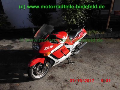 Kawasaki_ZX-10_Tomcat_ZXT00B_rot-weiss_139PS_260kmh_unverbastelt_original_Auspuff_KHI_K177_Gepaecktraeger_–_Technik_wie_GPZ1000RX_ZXT00A_GPZ900R_ZX900A-2.jpg