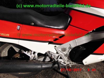Kawasaki_ZX-10_Tomcat_ZXT00B_rot-weiss_139PS_260kmh_unverbastelt_original_Auspuff_KHI_K177_Gepaecktraeger_–_Technik_wie_GPZ1000RX_ZXT00A_GPZ900R_ZX900A-49.jpg