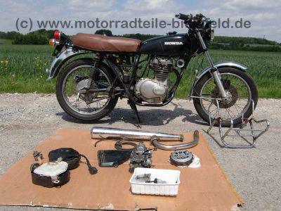 Honda_CB_250G_schwarz_KONI_braune_Sitzbank_Motor_CJ_250T_85.jpg
