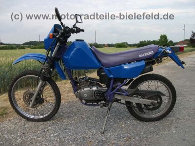 Suzuki_DR125SE_SF44A_blau_2x_Zylinderkopf_DR_GN_GZ_125_S_SE_125S_125SE_SF_43_44_SF43_SF44_A_B_43B_44A_GN125_GZ125_65.jpg