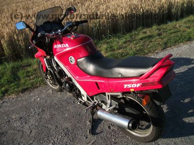 Honda_VFR_750_F_750F_VFR750F_rot_RC24_wie_RC36_VF_VFR_400_500_700_750_F_S_C_111.jpg