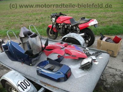 Kawasaki_GPX_600R_rot_und_blau_Gepaecktraeger_Heckumbau_wie_GPZ_GPX_ZZR_ZX_600_A_B_C_D_R_2.jpg