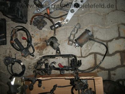 Honda_CBX_750_F_RC17_Teile_Anlasser_Schalter_Fussrasten_Geweih_Oelkuehler_Bremse_7.jpg