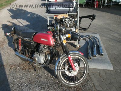 Honda_CB_200_Twin_2x_zerlegt_in_Teilen_Extras_Sondersitz_etc__-_wie_CB_125_250_K_G_4.jpg