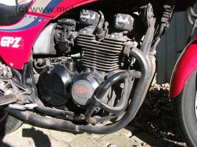 Kawasaki_GPz_550_UT_rot_GIVI_Gepaecktraeger_Koffertraeger_-_Z_ZX_KZ_GPz_400_500_550_750_A_B_UT_GP_LTD_65.jpg