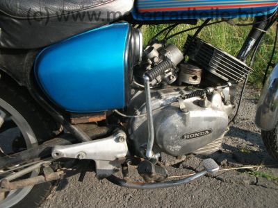 Honda_CB_400_T_blau_orig__Auspuff_HM_413_414_Gepaecktraeger_-_wie_CB_CM_250_400_450_T_N_100.jpg