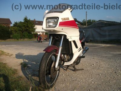 Yamaha_XZ_550_S_11U_weiss-rot_Verkleidung_Gepaecktraeger_Koffertraeger_orig__Auspuff_11H_-_14711_-_wie_XZ_400_D_24R_11V_11J_11K_30.jpg