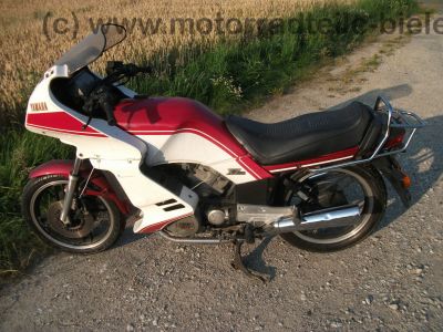 Yamaha_XZ_550_S_11U_weiss-rot_Verkleidung_Gepaecktraeger_Koffertraeger_orig__Auspuff_11H_-_14711_-_wie_XZ_400_D_24R_11V_11J_11K_32.jpg