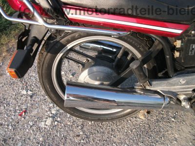 Yamaha_XZ_550_S_11U_weiss-rot_Verkleidung_Gepaecktraeger_Koffertraeger_orig__Auspuff_11H_-_14711_-_wie_XZ_400_D_24R_11V_11J_11K_81.jpg