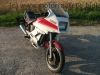 Yamaha_XZ_550_S_11U_weiss-rot_Verkleidung_Gepaecktraeger_Koffertraeger_orig__Auspuff_11H_-_14711_-_wie_XZ_400_D_24R_11V_11J_11K_73.jpg