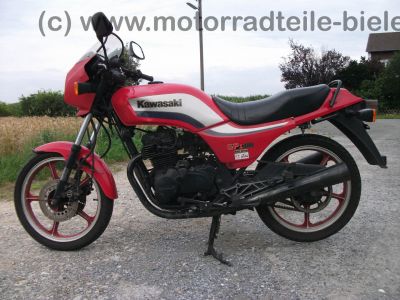 Kawasaki_GPZ_305_BD_rot_Tankbeulen_Belt_Drive_Twin_-_wie_KZ_Z_GPZ_CSR_250_305_400_440_A_B_C_D_LTD_1.jpg