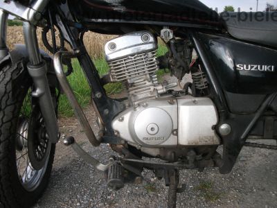 Suzuki_GZ_125_Marauder_schwarz_Crash_Motor_OK_Sissy-Bar_Packtaschenhalter_SB_-_wie_GN_DR_125_23.jpg
