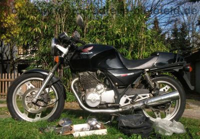 Honda_XBR_500_PC15_schwarz_original_Sozius-Abdeckung_Gepaecktraeger_-_wie_XBR_500_S_GB_500_Clubman_PC16_RFVC_Einzylinder_1.jpg