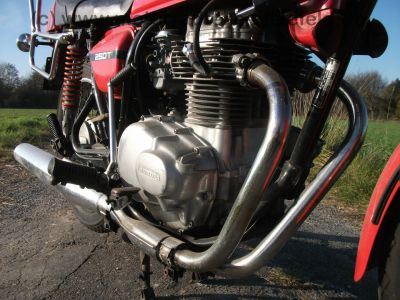 Honda_CJ_250_T_rot_Gepaecktraeger_Lenkungsdaempfer_Verkleidung_M-Lenker_13kW_o__20kW_-_wie_CB_CJ_250_350_360_T_G_54.jpg