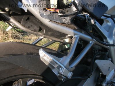 Yamaha_FZ6-N_RJ07_silber_Crash_-_wie_YZF_FZS_600_1000_FZ6_Fazer_S2_YZF-R6_FZ1-N_FZ1-S_RJ_02_03_05_09_14_65.jpg