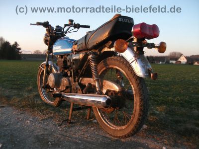 Suzuki_GT_185_blau_2-Takt_Wrack_Auspuff_Motor_original_-_wie_GP_GT_125_200_X5_250_X7_8.jpg
