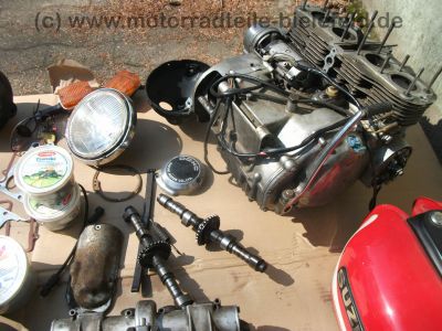 Suzuki_GS_550_E_rot-weiss_zerlegt_orig__Tank_-_wie_GS_400_500_750_D_E__7.jpg