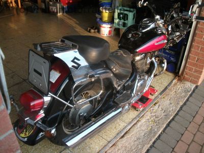 Suzuki_VL_800_Intruder_LC_VOLUSIA_Crash_Gepaecktraeger_mit_Koffer-System_-_wie_VS_VZ_VX_600_700_750_800_Marauder__35.jpg