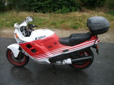 Honda_CBR_1000_F_SC21_original_weiss-rot_98kW_133PS_GIVI_Gepaecktraeger_-_wie_SC24_CBR_600_F_PC_19_23_32.jpg