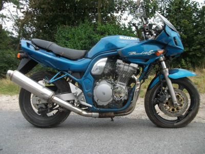 Suzuki_GSF_600_S_Bandit_GN77B_tuerkis_57kW_EZ98_2__Hd__10tkm_Crash_-_wie_GSX_GSF_GS_400_500_600_750_E_S_F_1.jpg