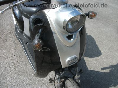 Giantico_Venus_50_Retro-Roller_Front-Schaden_-_wie_Ecobike_Sukida_Scooter_Roma_50_15.jpg