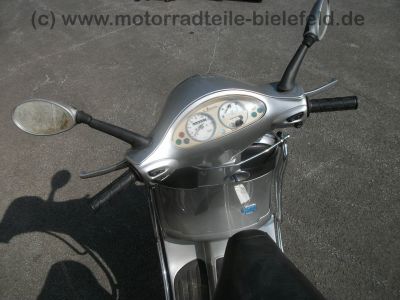 Vespa_125_ET4_Roller_Typ_M04_EZ01_silber-grau_Chrom_Sturzbuegel_vorn_und_hinten_Gepaecktraeger_gepflegt_66.jpg