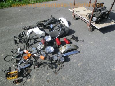 Yamaha_XJ_550_4V8_weiss_Ersatz-Teile_Motor_Heck-Buegel_-_wie_XJ_400_600_650_750_2.jpg