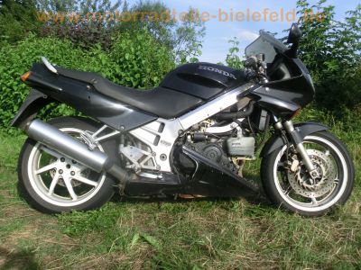 Honda_VFR_750_F_RC36_grau_-_Motor_wie_VF_750_C_RC43_vgl__RC24_VFR_800_RC46_12.jpg