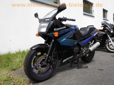 Kawasaki_GPX_600_R_ZX_600_C_schwarz-blau_Heck_locker_-_wie_GPX_GPZ_ZL_ZX_600_A_B_750_R9.jpg