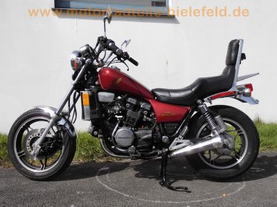 Honda_V45_Magna_750_C_RC07_rot_hohe_Sissy-Bar_Chopper_Cruiser_-_wie_Honda_VF_700_750_C_RC09_RC21_RC28_Super_Magna_4.jpg