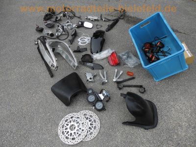 Honda_CBR_900_RR_Fireblade_SC28_Ersatzteile_spares_spare-parts_-_wie_SC33_1.jpg