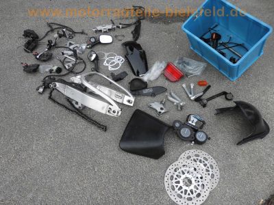 Honda_CBR_900_RR_Fireblade_SC28_Ersatzteile_spares_spare-parts_-_wie_SC33_2.jpg