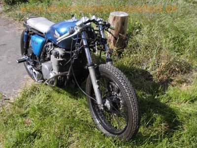 Honda_CB_550_Four_Cafe-Racer_blau_Tank_aus_CB650C_schwarze_Raeder_Stummel-Lenker_zurueckverlegte_Fussrasten-Anlage_etc_16.jpg