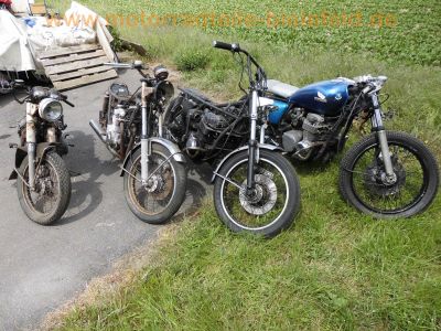 Honda_CB_550_Four_Cafe-Racer_blau_Tank_aus_CB650C_schwarze_Raeder_Stummel-Lenker_zurueckverlegte_Fussrasten-Anlage_etc_4.jpg