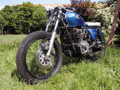 Honda_CB_550_Four_Cafe-Racer_blau_Tank_aus_CB650C_schwarze_Raeder_Stummel-Lenker_zurueckverlegte_Fussrasten-Anlage_etc_46.jpg