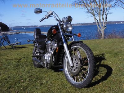 Suzuki_VS750_Intruder_VR51A_V2_Chopper_schwarz_original_Auspuff_SANKEI_2236_Sturzbuegel_Sissybar_43kW_58PS_-_wie_VS600_VS700_VS800_VS1400_41.jpg