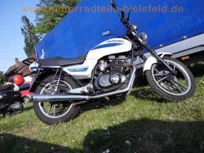 Suzuki_GSX400E_GK53C_weiss-blau_JAMA-Auspuff_Koffertraeger_Gepaecktraeger_-_wie_GSX250E_GS25x_GS40x_GK51C_GJ53B_1.jpg