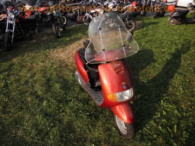 Piaggio_Sfera_125_Four-Stroke_4T_Roller_Scooter_rot_-_Technik_wie_Vespa_ET4_RST_RSL_SKR_50_125_21.jpg