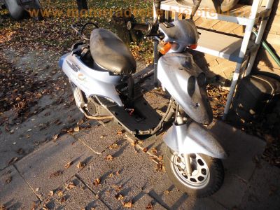 HerChee_Adly_CAT_125_silber-blau_Roller_Scooter_GY6_Ersatzteile_Teile_spares_spare-parts_Gepaecktraeger_4.jpg
