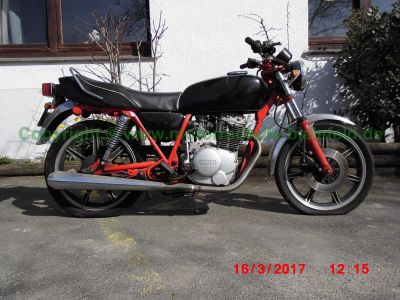 Yamaha_XS400_2A2_SOHC_schwarz_roter_Rahmen_Sito-Auspuff_–_wie_XS400SE_4G5_XS_250_360_1U4_1U5-1.jpg